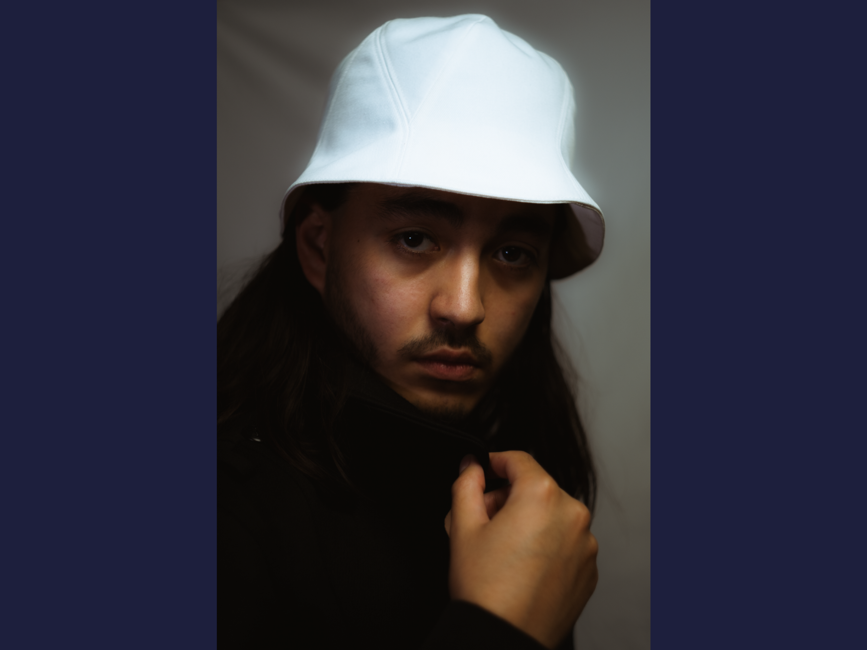 N°103_Cotton white twill Boby_Le Panache Paris© Kaïto is wearing a Le Panache Paris© bucket hat made in France with 100% cotton white twill.