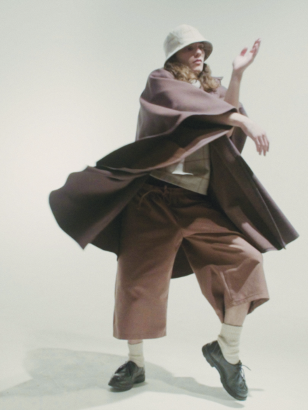 Martin is wearing a Le Panache Paris© bucket hat N°117 made in France with Uptown fabric from Gabriel © 100% recyclable polyester.