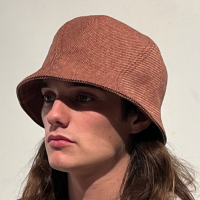 Martin is wearing a Le Panache Paris© bucket hat N°122 made in France with Parcel Loop fabric from Gabriel © 100% recyclable polyester