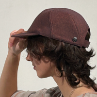 Lola is wearing a Le Panache Paris© cap N°123 made in France with Parcel Loop fabric from Gabriel © 100% recyclable polyester